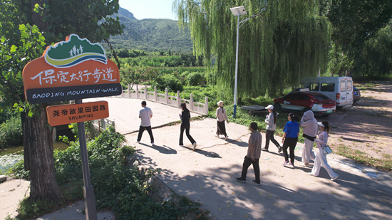 游客在太行步道打卡点拍照。顺平县委宣传部供图