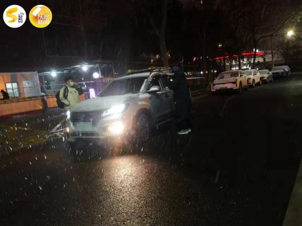 西安雪夜里的“摆渡人”!