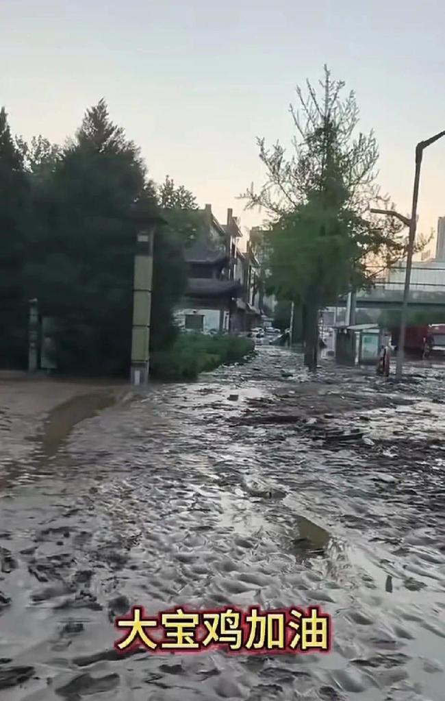 实拍陕西宝鸡暴雨：车辆被冲走~