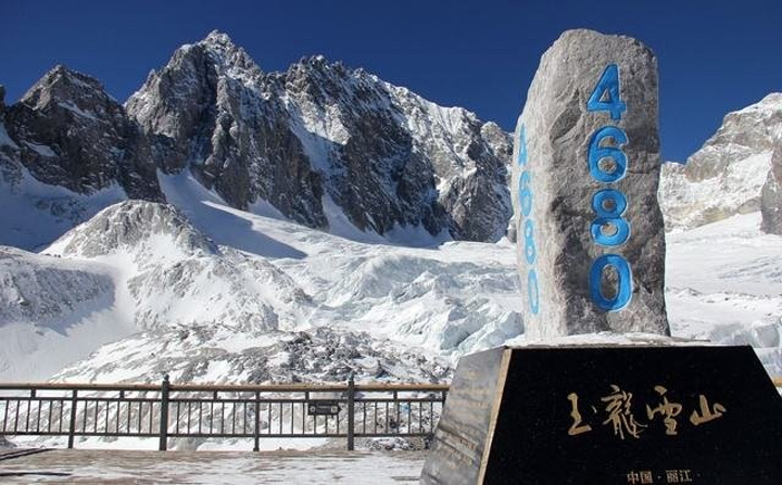 "玉龙雪山是国内唯一一个可以攀爬的雪山，站在4680米的顶峰一眼望去的美景相当震撼_玉龙雪山"的评论图片