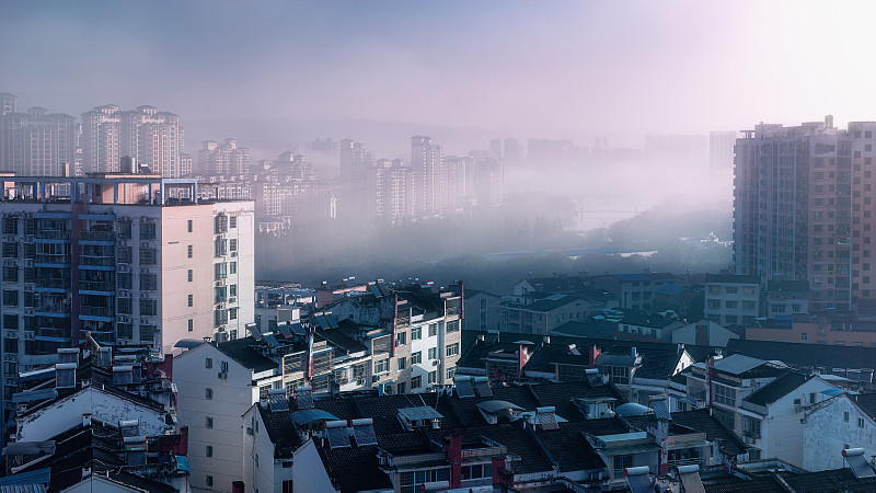 湖北宜昌夷陵区小溪塔晨雾中的晶莹小城图片下载