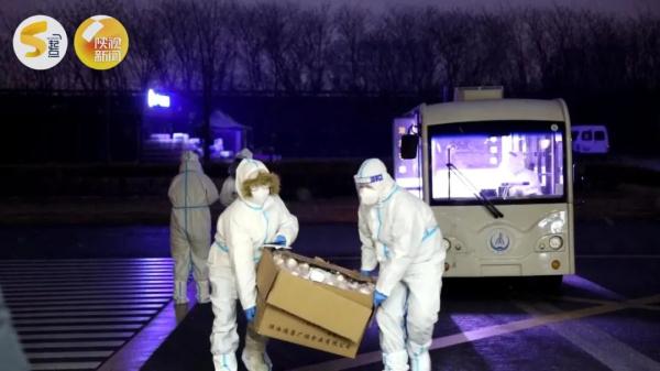 西安雪夜里的“摆渡人”!