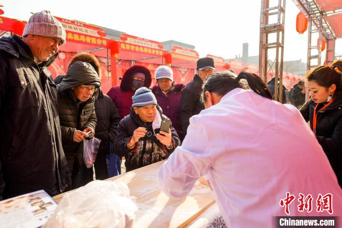 年货制作成为风景。 沈河 摄