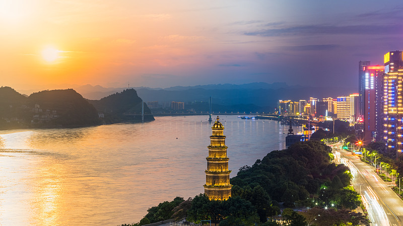 湖北宜昌天然塔长江夕阳夜景图片下载