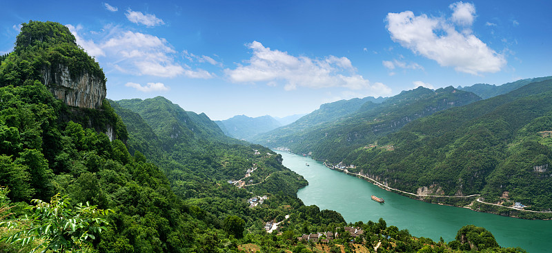 蓝天白云下的西陵峡图片下载