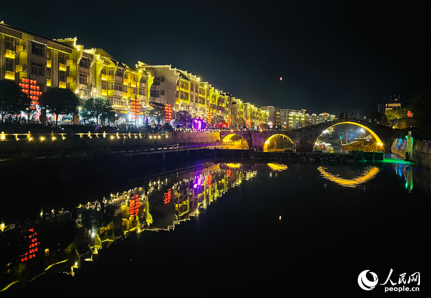 江西省吉安市永丰县恩江镇，古建筑、古城墙与古桥在灯光效果下，相映成景。人民网记者 帅筠摄