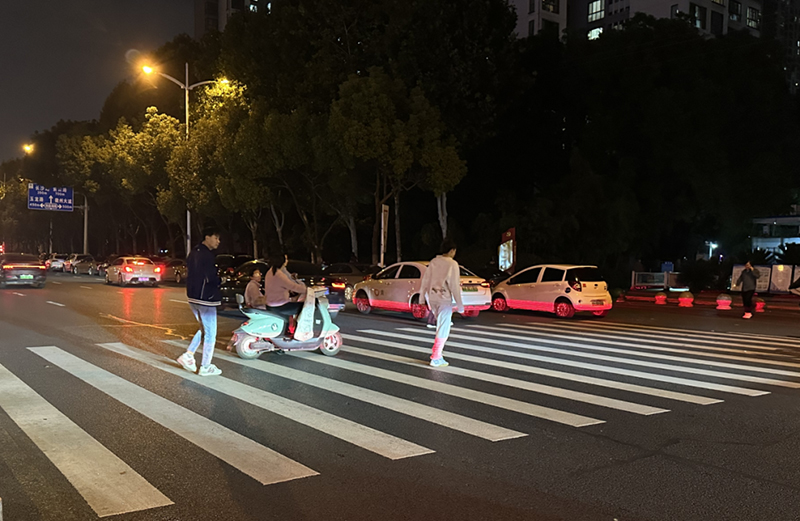  “智能斑马线”。滨湖家园供图
