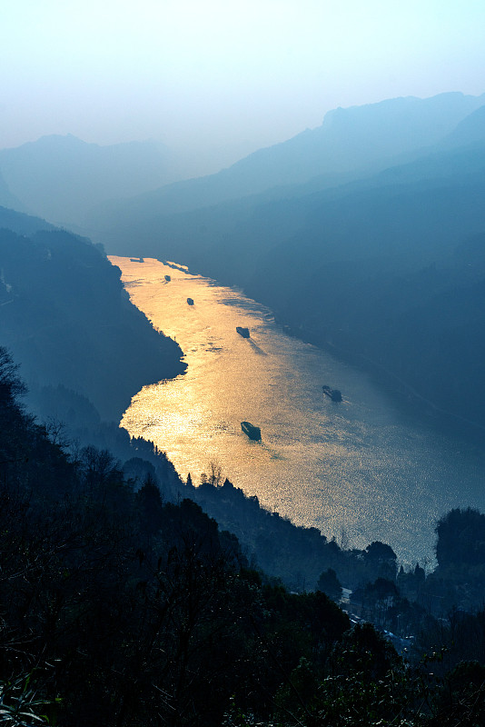 船舶行驶在金色峡江中图片下载