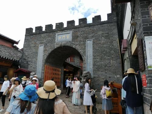 丽江古城哪个门进好玩?