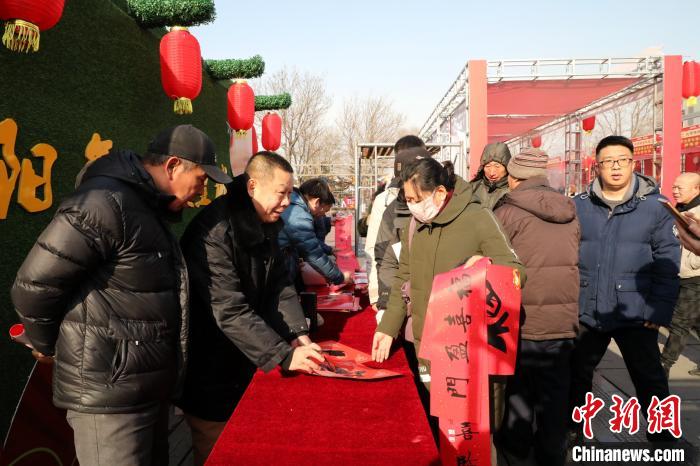 书法家现场写春联。 沈河 摄