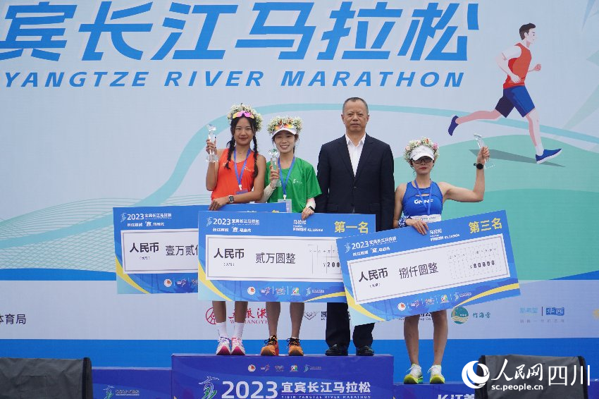 半程马拉松女子组颁奖仪式。赵祖乐摄