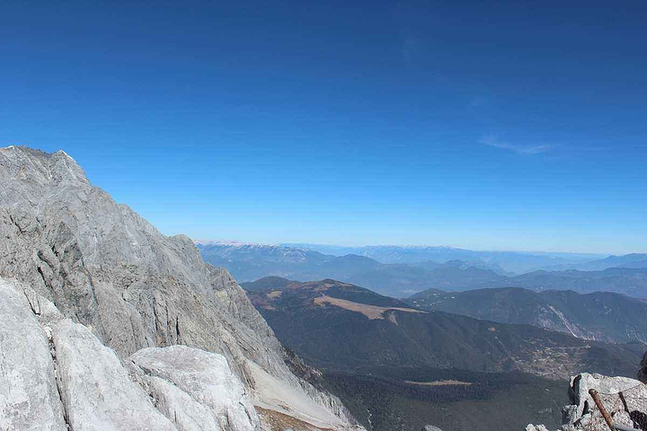 "玉龙雪山是国内唯一一个可以攀爬的雪山，站在4680米的顶峰一眼望去的美景相当震撼_玉龙雪山"的评论图片