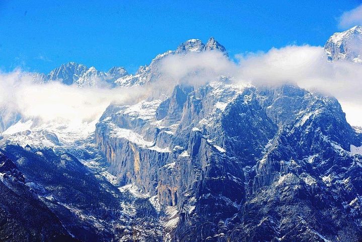 "玉龙雪山是国内唯一一个可以攀爬的雪山，站在4680米的顶峰一眼望去的美景相当震撼_玉龙雪山"的评论图片