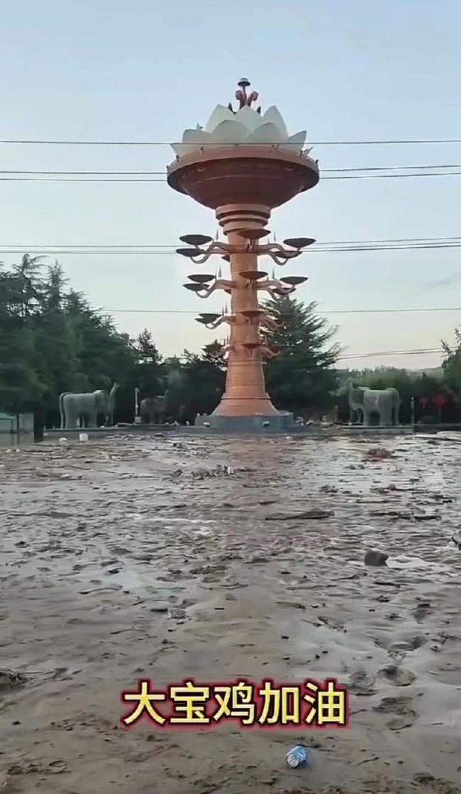 实拍陕西宝鸡暴雨：车辆被冲走~