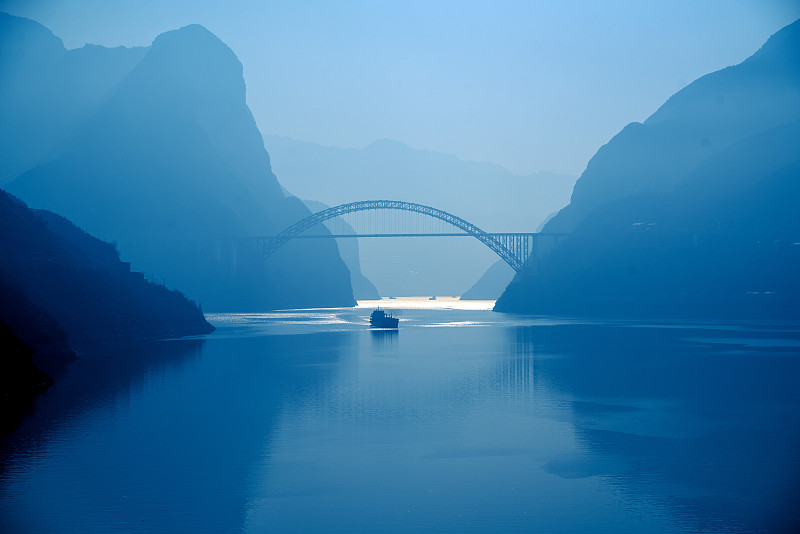 船舶行驶在三峡库区西陵峡段图片下载