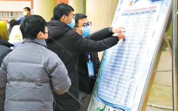 西安雪夜里的“摆渡人”!