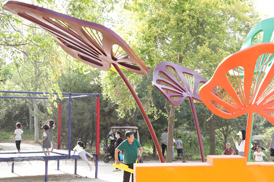 沿线公园里附近居民正在休闲锻炼。顺平县委宣传部供图