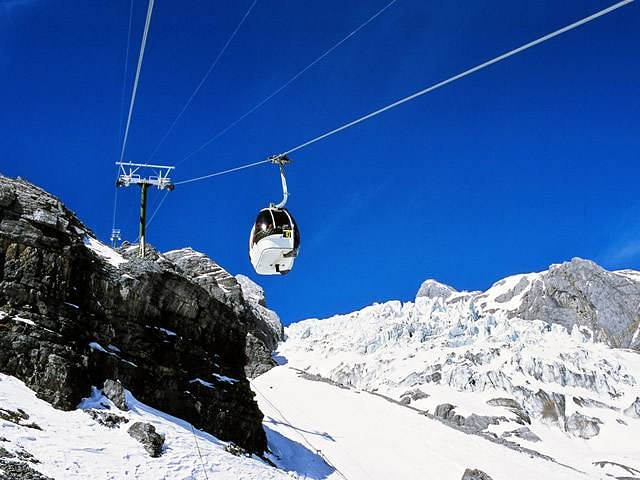 "玉龙雪山是国内唯一一个可以攀爬的雪山，站在4680米的顶峰一眼望去的美景相当震撼_玉龙雪山"的评论图片