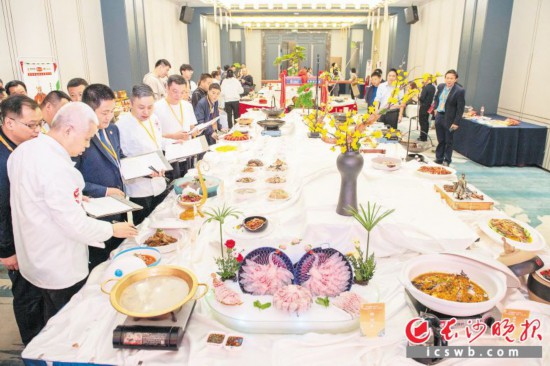 专家评委对参评菜品进行品鉴及评分。均为长沙晚报全媒体记者 郭雨滴 摄