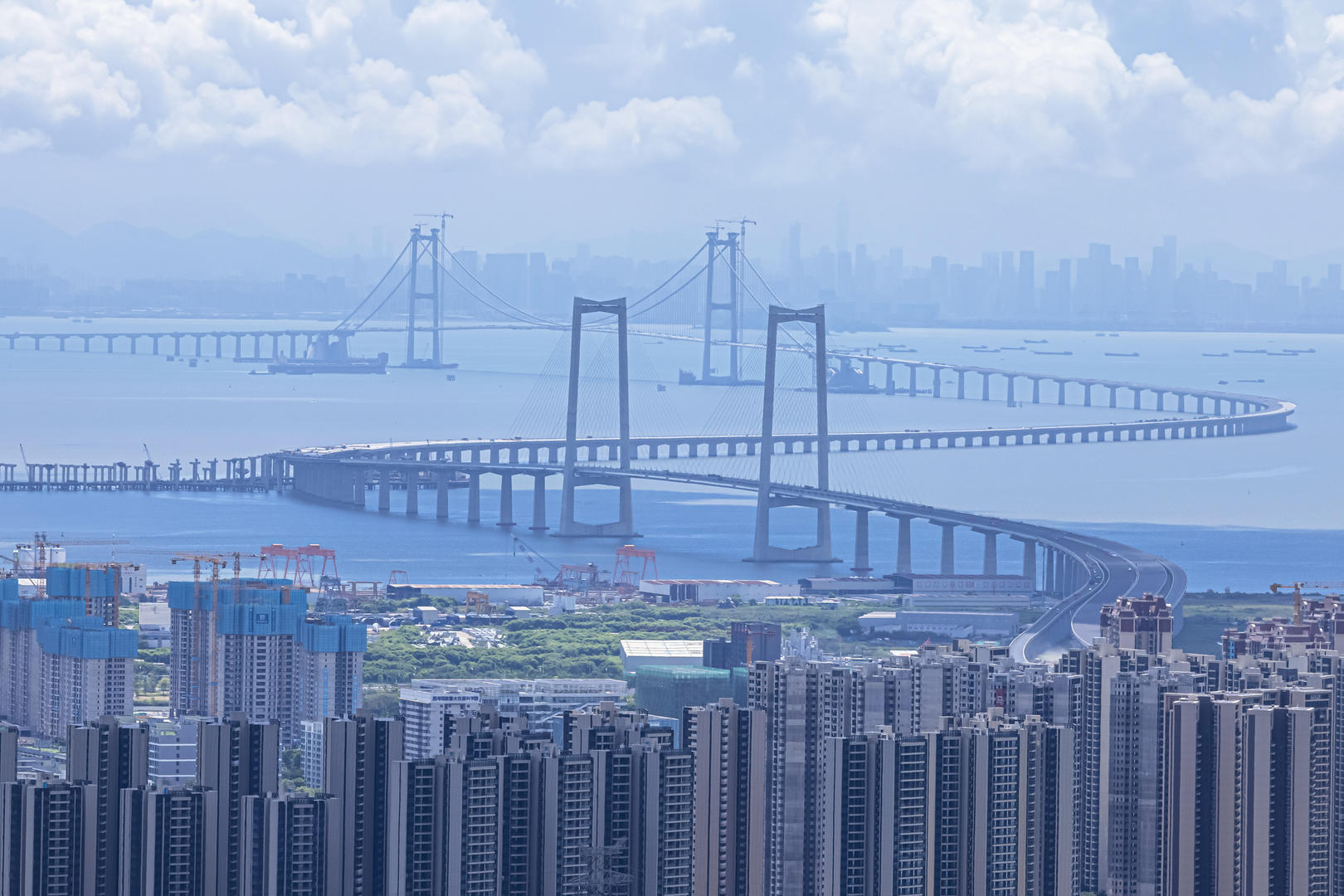 ▲从中山市南朗大尖峰山顶远眺深中通道。图据视觉中国