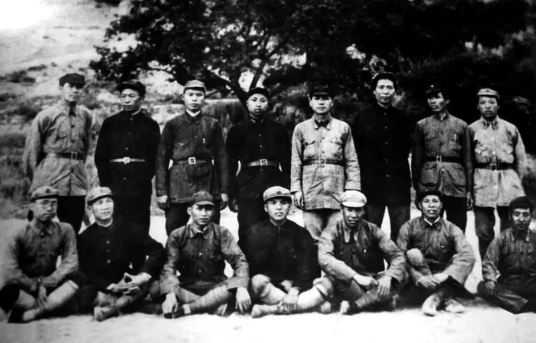 1936年，毛泽东与创建井冈山根据地的部分干部在延安合影。