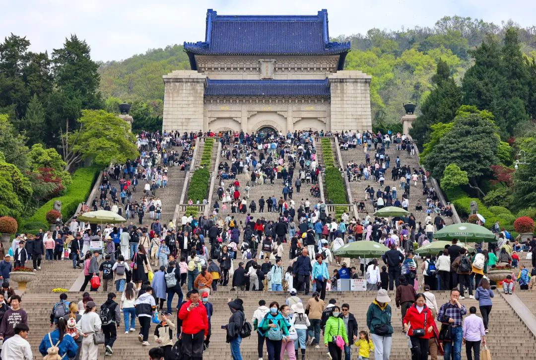 清明假期，游客在钟山风景区参观游览。	南京日报/紫金山新闻记者 段仁虎 摄