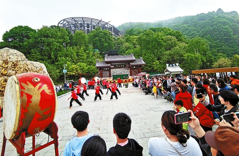 少华山景区“五一游园嘉年华”活动吸引游客驻足观看。市文旅局提供