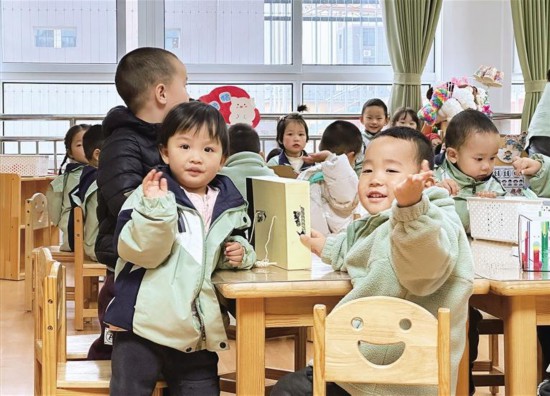 十一月二十二日，宝鸡市凤翔区第三幼儿园的孩子在教室上课。