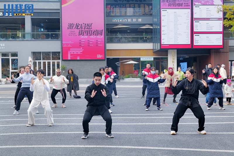 参与开头在铁像寺水街景区非遗太极拳体验活动_副本.jpg